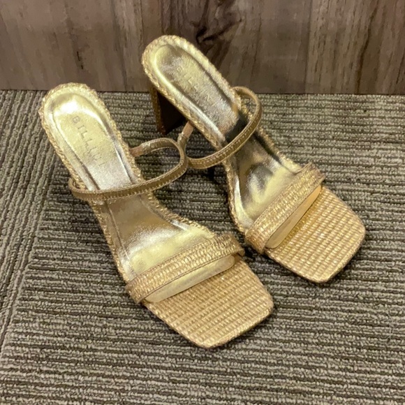 Gold‎ heels - Picture 2 of 3